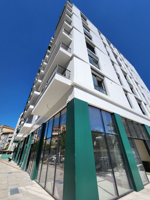● UFFICIO DI LUSSO: 89,1 m² – 1° Piano Tecnico (📍KOMUNA E PARISIT – White Cloud Residence) | 3 Ambienti di Lavoro 🌐 | Aria Condizionata CHILLER ✅️ | Prezzo: 120.000 Lek NETTI/Mese 🔥