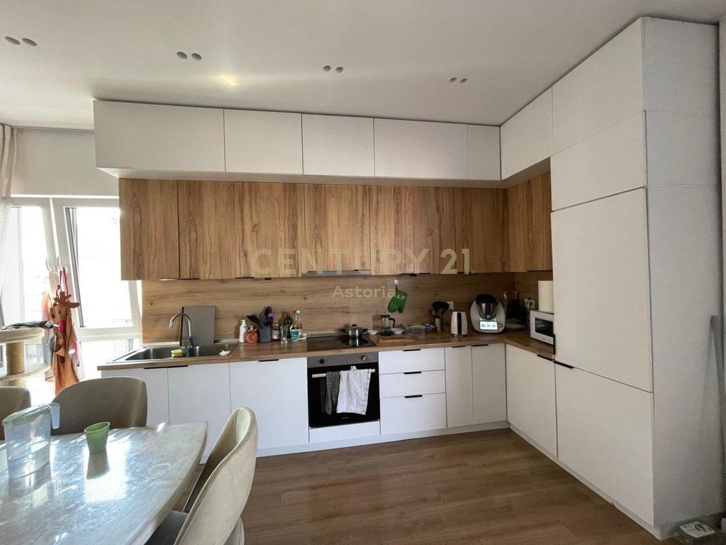 AFFITTASI APPARTAMENTO MODERNO 3+1+2 CON VERANDA – EMERALD CENTER, VIA 5 MAJI