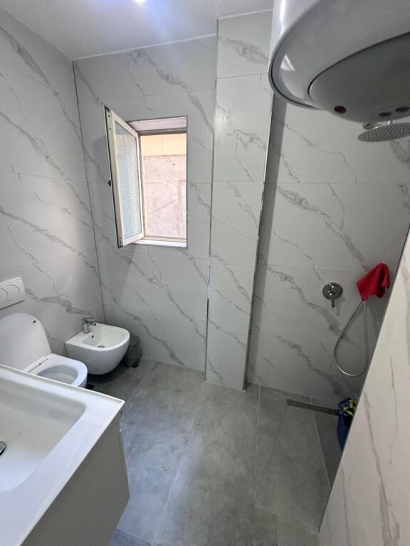 JEPET ME QERA APARTAMENT 2+1, PRANE GJYKATES, DURRES.