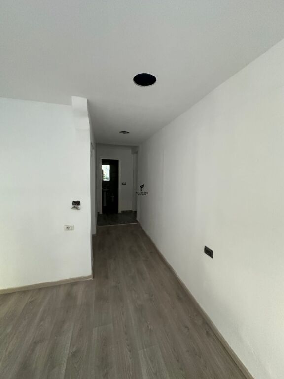 SHOP FOR RENT 35 M2 BLLOK 150,000 LEKE FH-80407