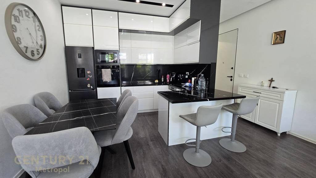 Apartment 2+1+2+yard+ 2 Garages for rent, Forest Residence - Dry Lake!