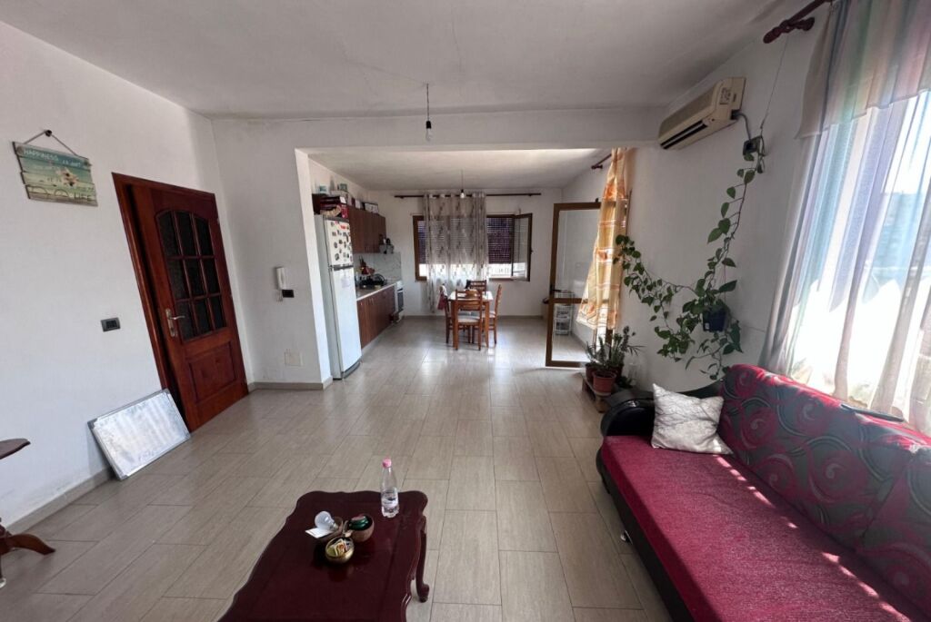 Affittasi appartamento 1+1 nella zona di Zogu te Zi, via Hysni Gerbolli, vicino alla Croce Rossa, 420 mila lekë vecchie