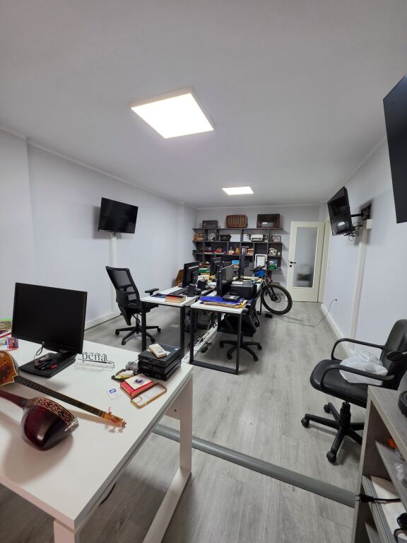 ● OFFICE: 110 m² – 1st Technical Floor (📍Petro Nini - Willson Square) | 3 Office Spaces 🌐 | 3 AC Units | Fully Furnished for OFFICE Use 😲 €1,000 NET/Month 🔥