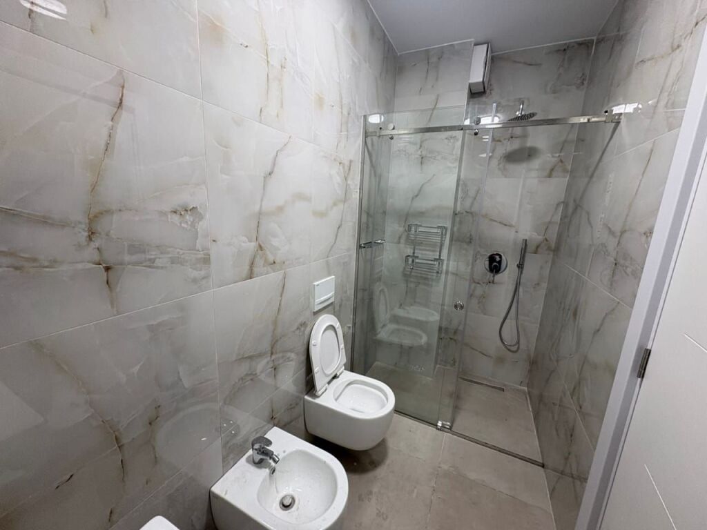 Near the University Lady of the Good Council, a modern 1+1 apartment is for rent.