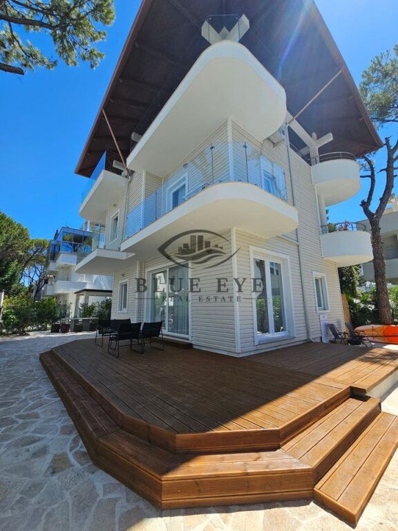 Shitet Vilë Luksoze Pamje Deti dhe Pishine , ne Durres!