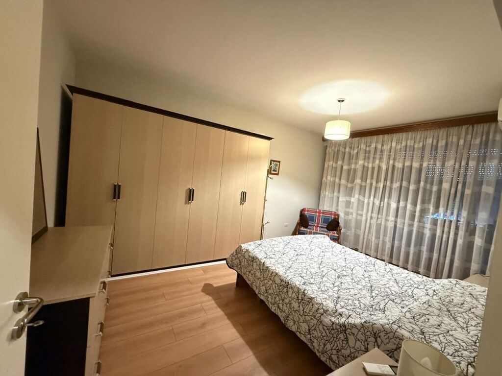 Apartament me Qira 1+1 prane Gjimnazit Petro Nini