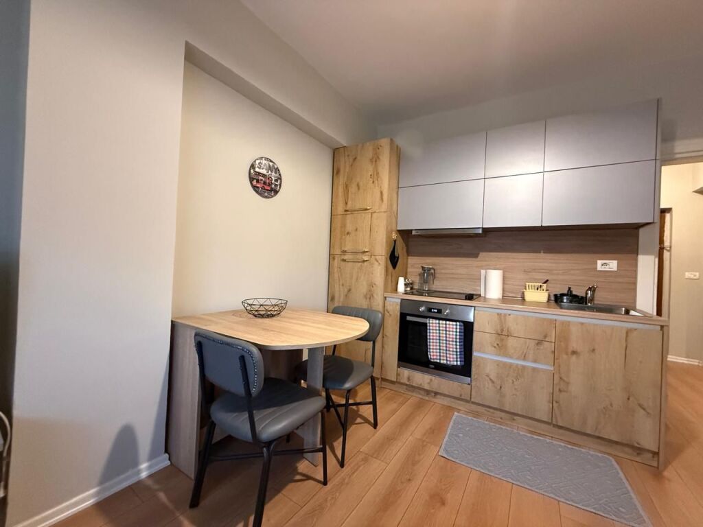 Apartament me Qira 1+1 prane Gjimnazit Petro Nini