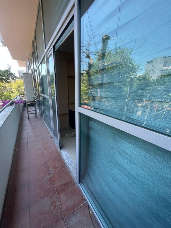 Ambjent biznesi me qira prane pallatit te sportit Durrës