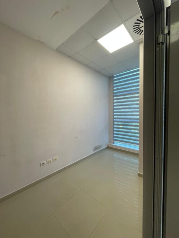 Ambjent biznesi me qira prane pallatit te sportit Durrës