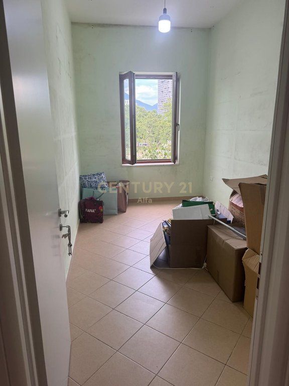 Apartament 2+1 tek Shallvaret – Pamje nga Parku Rinia, Ideal per Zyra, Klinika dhe Biznese Prestigjioze