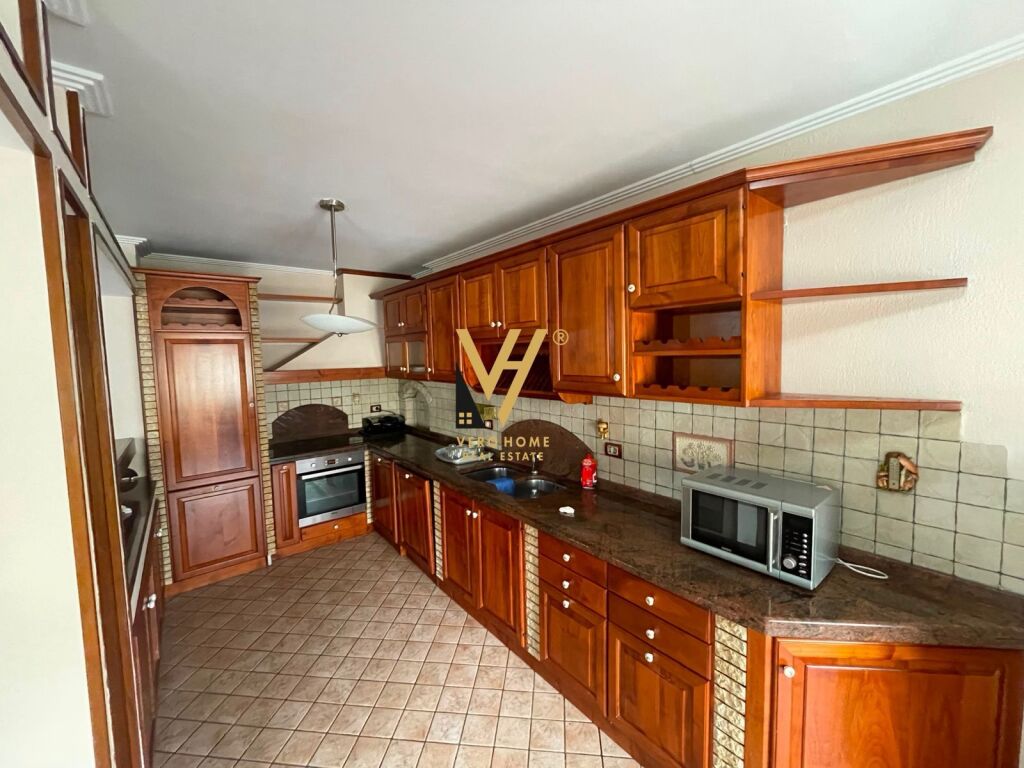 JEPET APARTAMENT 3+1+2+BLK ME QERA TEK KOMUNA E PARISIT 1.100 EURO