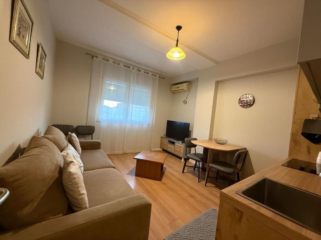 Apartament me Qira 1+1 prane Gjimnazit Petro Nini