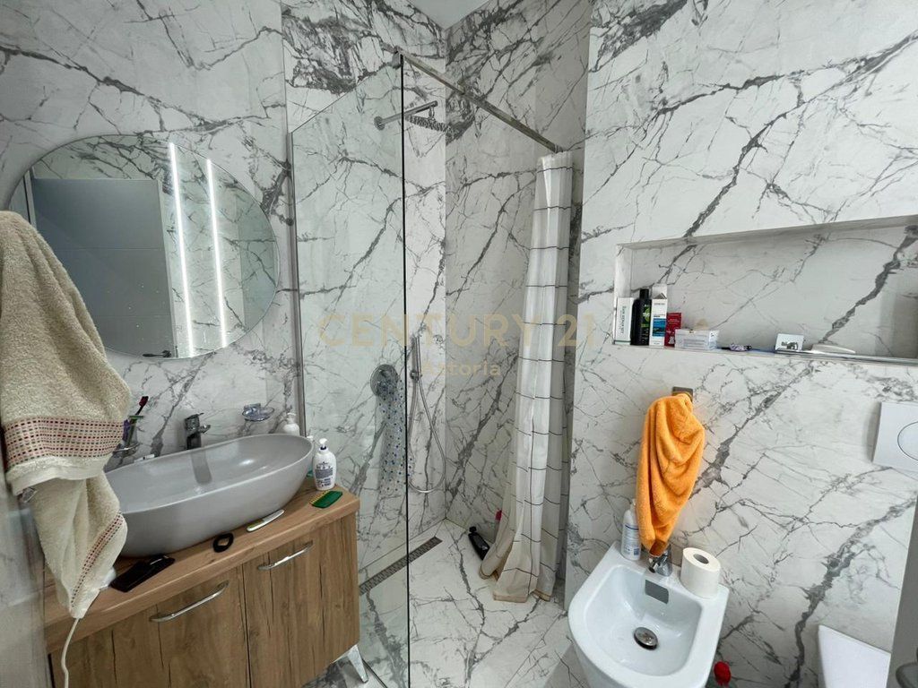 AFFITTASI APPARTAMENTO MODERNO 3+1+2 CON VERANDA – EMERALD CENTER, VIA 5 MAJI