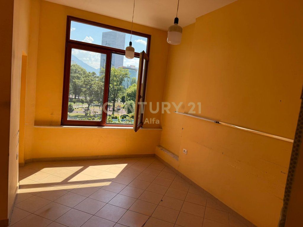 Apartament 2+1 tek Shallvaret – Pamje nga Parku Rinia, Ideal per Zyra, Klinika dhe Biznese Prestigjioze