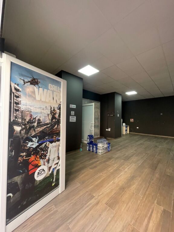 Ambjent biznesi me Qira prane Pallatit te Sporteve, Durrës