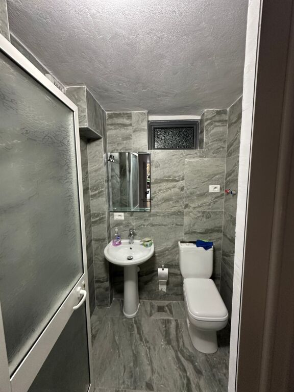 SHOP FOR RENT 35 M2 BLLOK 150,000 LEKE FH-80407
