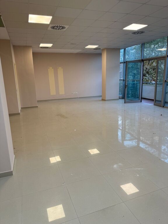 Ambjent biznesi me qira prane pallatit te sportit Durrës