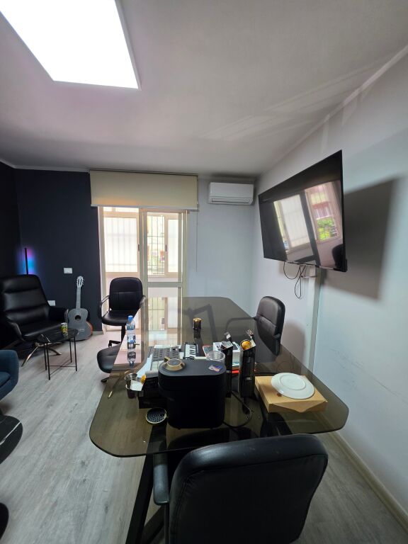● OFFICE: 110 m² – 1st Technical Floor (📍Petro Nini - Willson Square) | 3 Office Spaces 🌐 | 3 AC Units | Fully Furnished for OFFICE Use 😲 €1,000 NET/Month 🔥