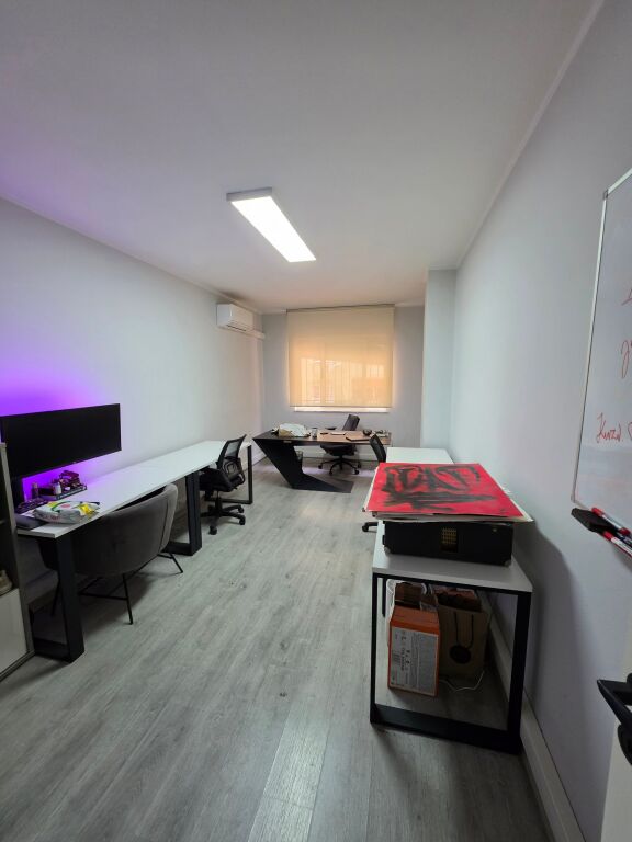 ● OFFICE: 110 m² – 1st Technical Floor (📍Petro Nini - Willson Square) | 3 Office Spaces 🌐 | 3 AC Units | Fully Furnished for OFFICE Use 😲 €1,000 NET/Month 🔥