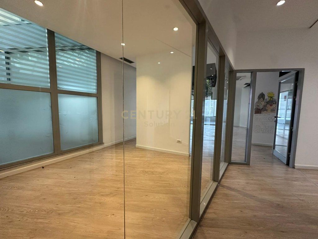 BUSINESS UNIT 324M2 FOR RENT, ASTIR ON MAIN ROAD!
