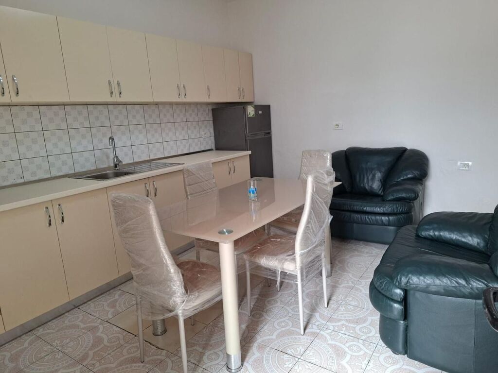 Apartament 1+1, Farmacia 10!