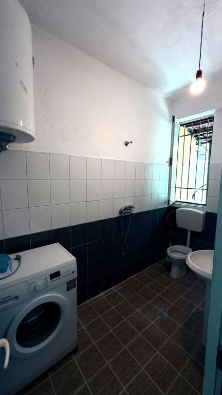 🏠 JEPET HYRJE 1+1 ME QERA TEK ZOGU I ZI, PRANË KRYQIT TË KUQ