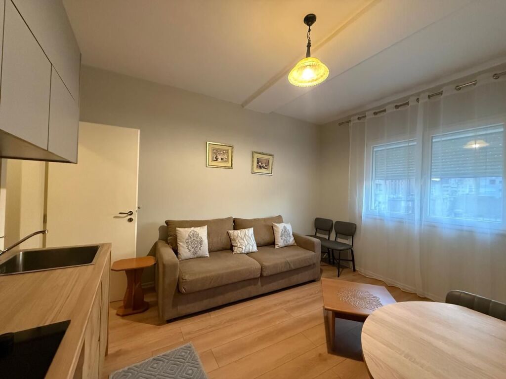 Apartament me Qira 1+1 prane Gjimnazit Petro Nini