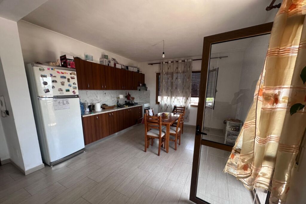 Affittasi appartamento 1+1 nella zona di Zogu te Zi, via Hysni Gerbolli, vicino alla Croce Rossa, 420 mila lekë vecchie