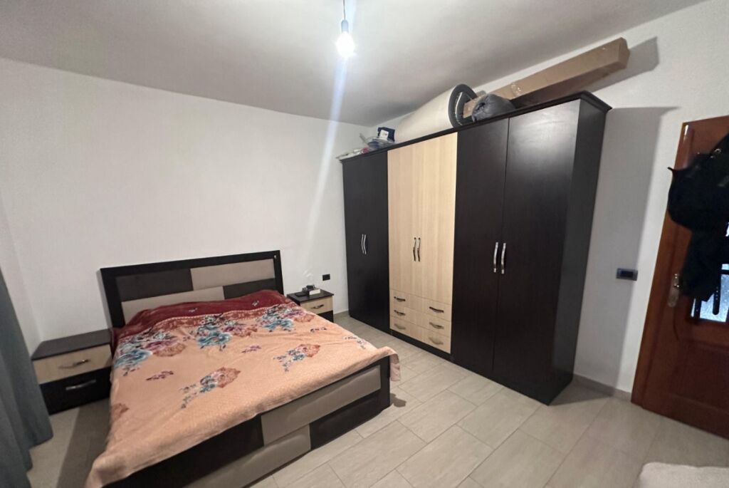 Affittasi Appartamento 1+1 nella zona di Zogu te Zi, via Hysni Gerbolli vicino a Kryqi i Kuq 420 mila lek vecchi