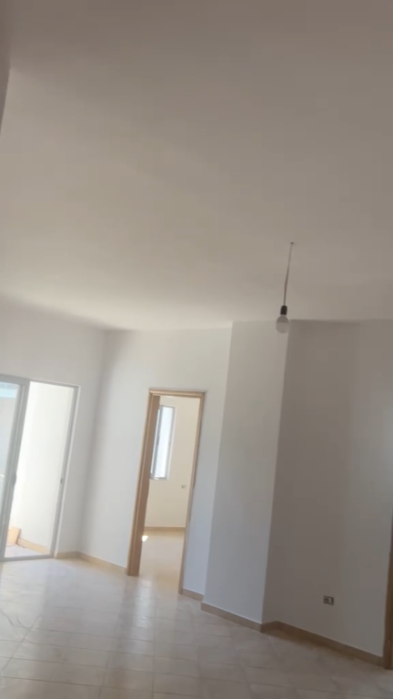 Apartament 3+1 per qera prane Restorant Freskut  !