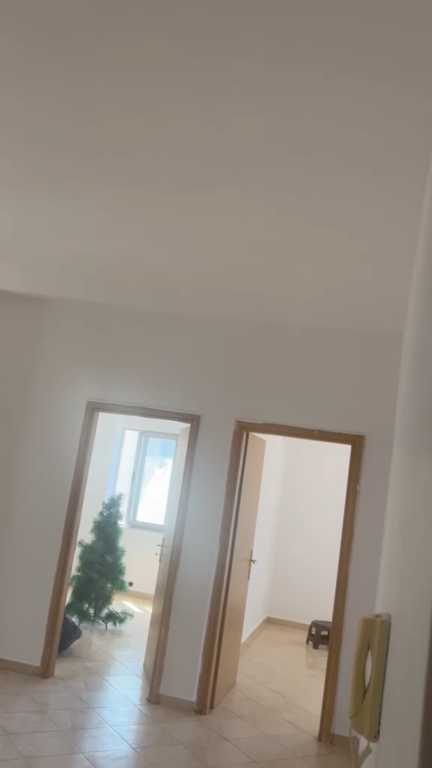 Apartament 3+1 per qera prane Restorant Freskut  !
