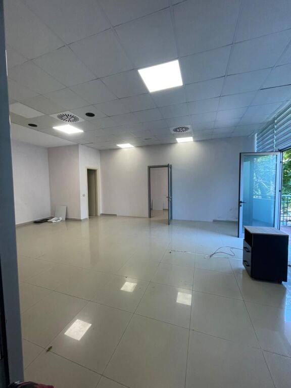 Ambjent biznesi me qira prane pallatit te sportit Durrës