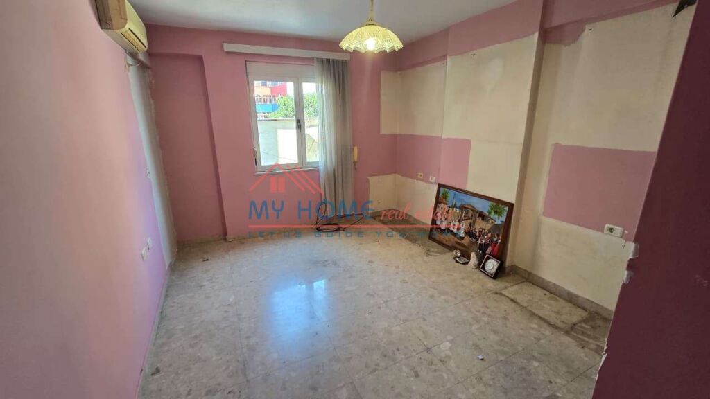 Shitet Garsoniere ne qender tek Piazza ne Tirane