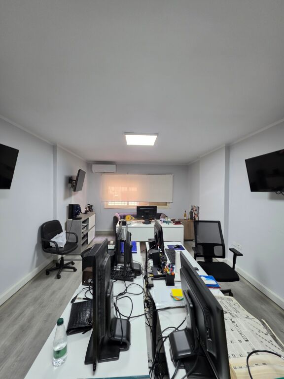 ● OFFICE: 110 m² – 1st Technical Floor (📍Petro Nini - Willson Square) | 3 Office Spaces 🌐 | 3 AC Units | Fully Furnished for OFFICE Use 😲 €1,000 NET/Month 🔥
