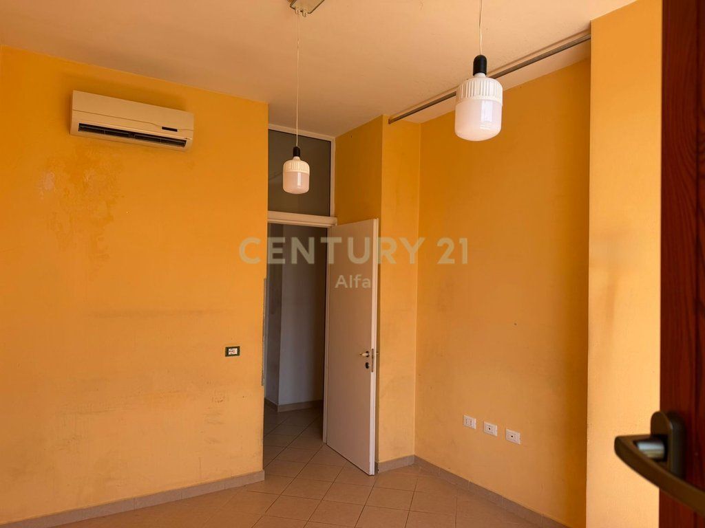 Apartament 2+1 tek Shallvaret – Pamje nga Parku Rinia, Ideal per Zyra, Klinika dhe Biznese Prestigjioze