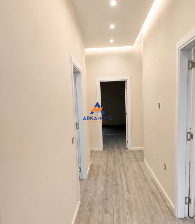 JEPET ZYRE ME QERA 130M2 "KOMPLEKSI SQUARE 21,RRUGA E KAVAJES" 1000 EURO