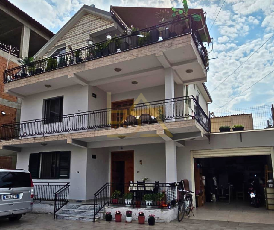 Villa su 3 piani in vendita – Nuovo Boulevard, Tirana