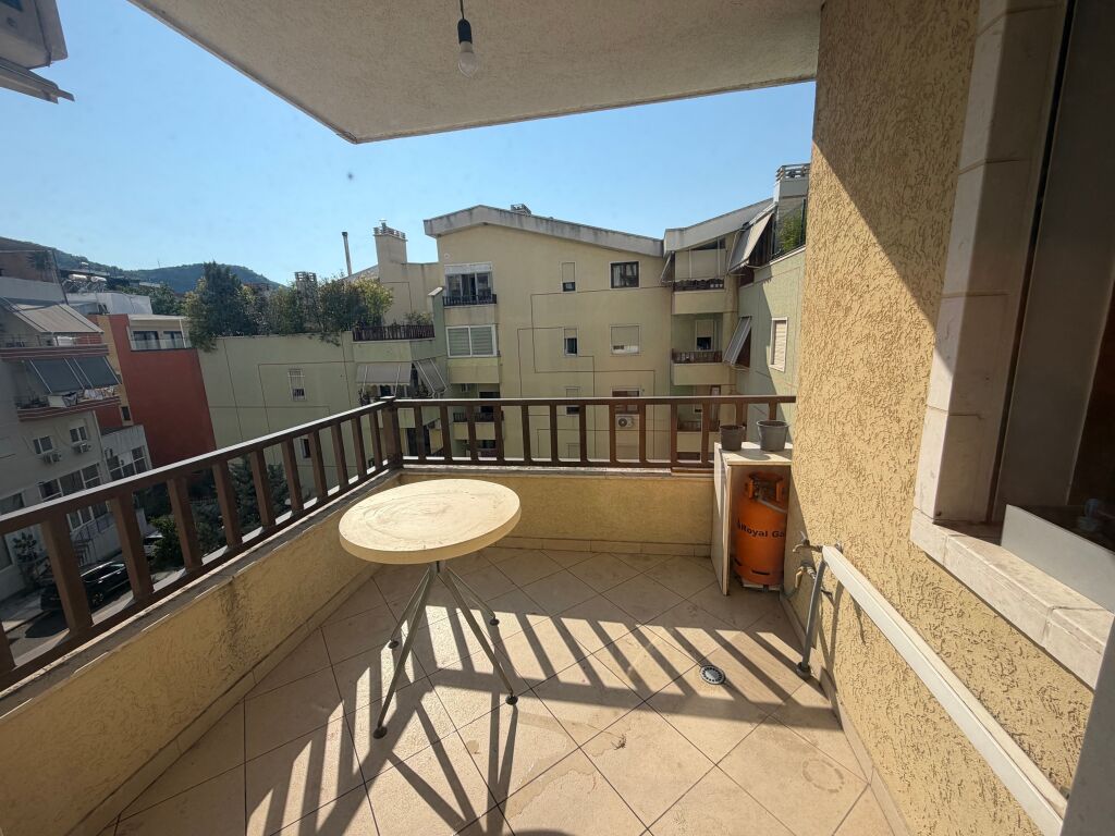 2+1, con parcheggio giardino botanico, 600 euro