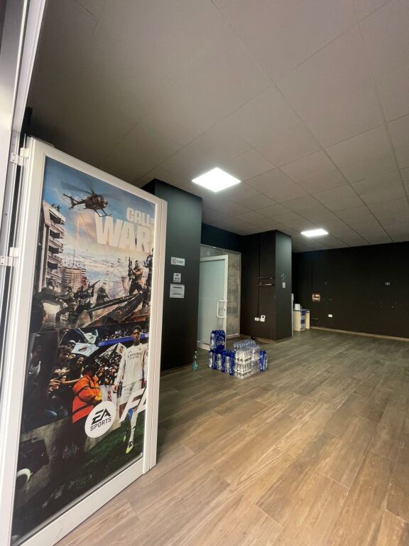 Ambjent biznesi me Qira prane Pallatit te Sporteve, Durrës