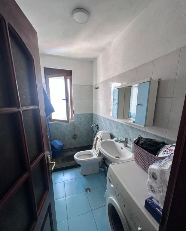 Affittasi appartamento 1+1 nella zona di Zogu te Zi, via Hysni Gerbolli, vicino alla Croce Rossa, 420 mila lekë vecchie