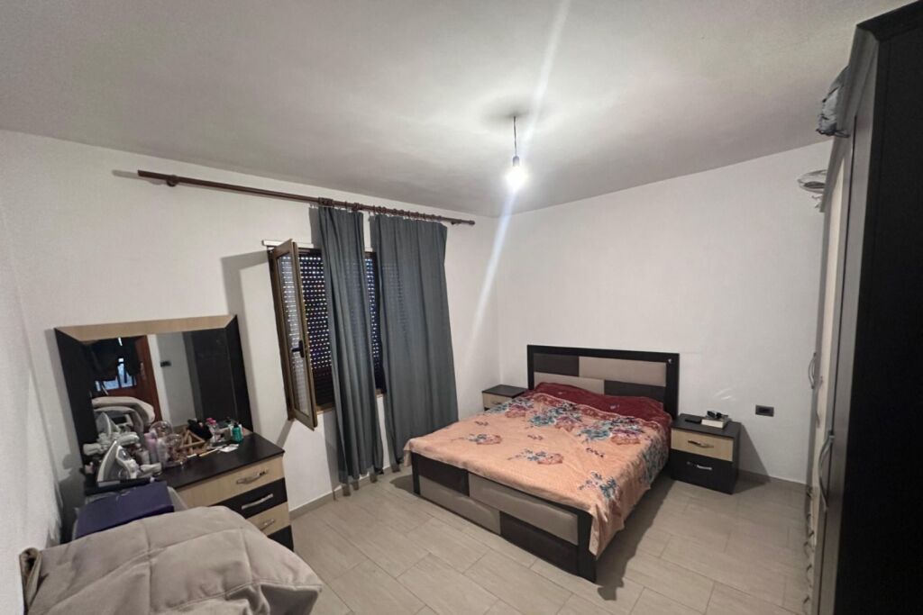 Affittasi appartamento 1+1 nella zona di Zogu te Zi, via Hysni Gerbolli, vicino alla Croce Rossa, 420 mila lekë vecchie