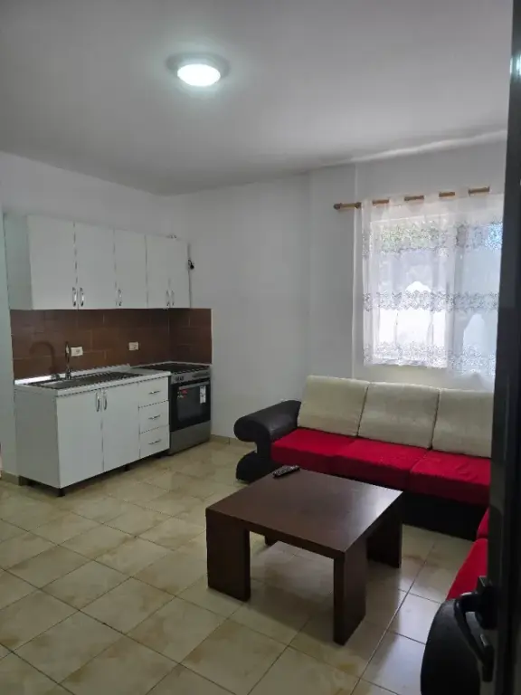 Qera | Shtëpi private 1 + 1 | Rruga 5 Maji | 300 €/muaj