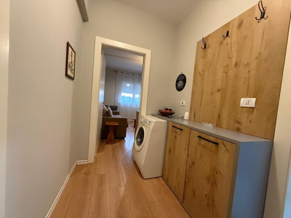Apartament me Qira 1+1 prane Gjimnazit Petro Nini