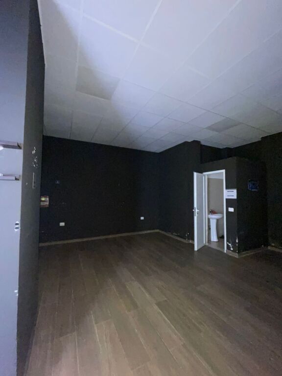 Ambjent biznesi me Qira prane Pallatit te Sporteve, Durrës