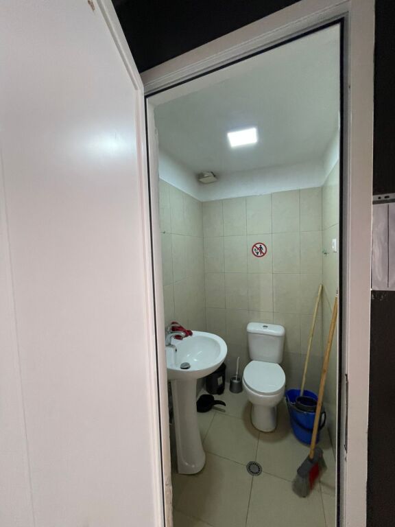 Ambjent biznesi me Qira prane Pallatit te Sporteve, Durrës