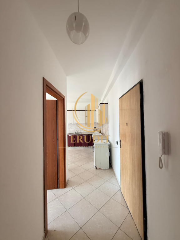 Apartament 1+1 në Shitje , Vlorë, zona e Centralit, pranë kthesës për Kaninë