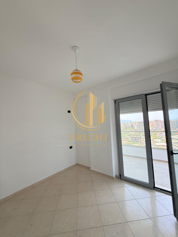 Apartament 1+1 në Shitje , Vlorë, zona e Centralit, pranë kthesës për Kaninë