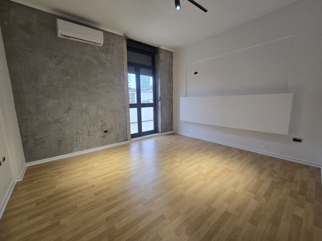 🏢 JEPET ME QIRA AMBIENT ZYRASH NË QENDËR – TEK 9-KATËSHI