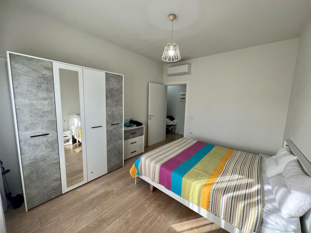 🏡 Appartamento 2+1+2 + Parcheggio in affitto 📍 Via Kosovarëve, vicino al Lago Artificiale, Tirana💶 Affitto: 1.600€/mese