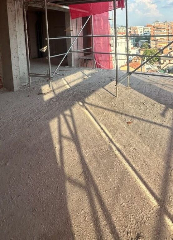 APARTAMENT NE SHITJE 1+1 PAZARI RI , SHKOLLA KUQE